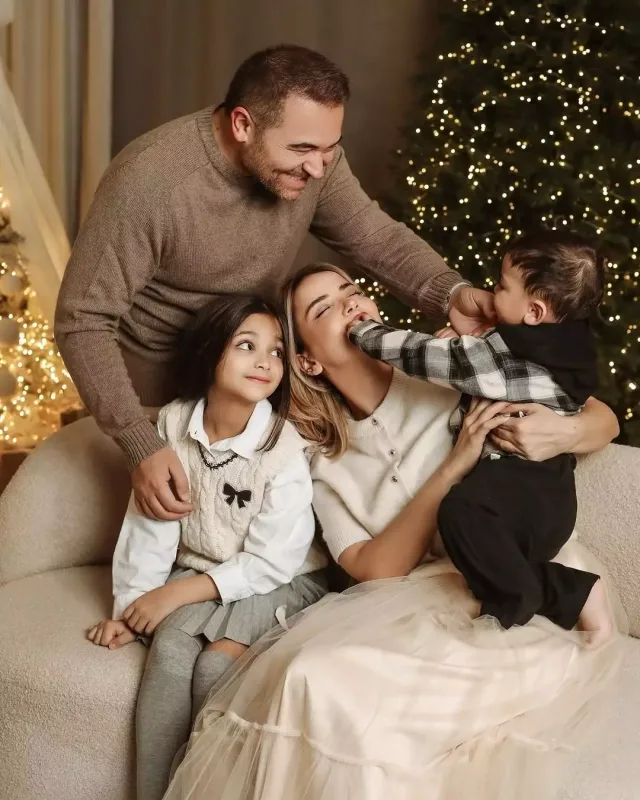 İlkin ailəsi ilə Yeni il fotosessiyası etdirdi