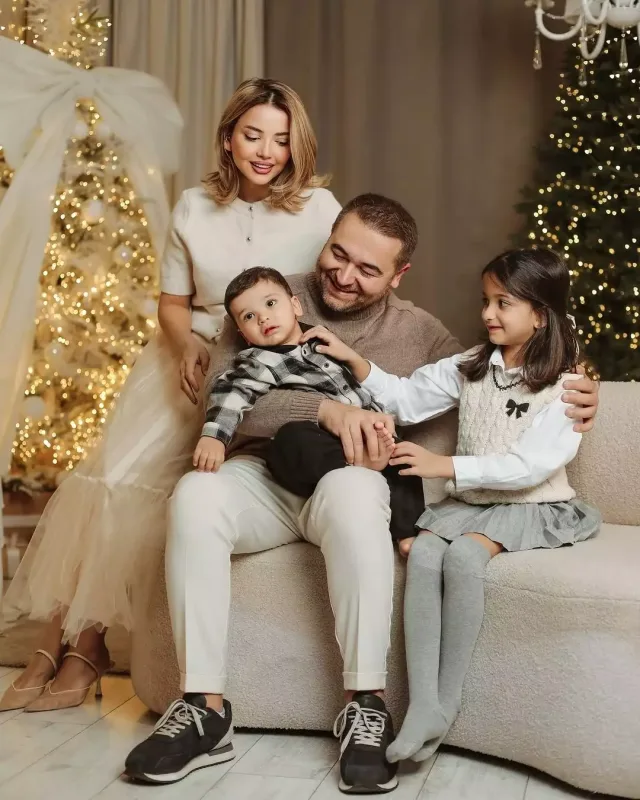 İlkin ailəsi ilə Yeni il fotosessiyası etdirdi