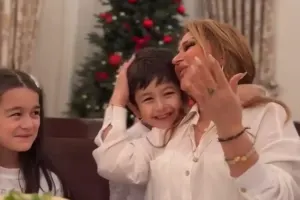 Mələkxanım Eyubova nəvələri ilə…