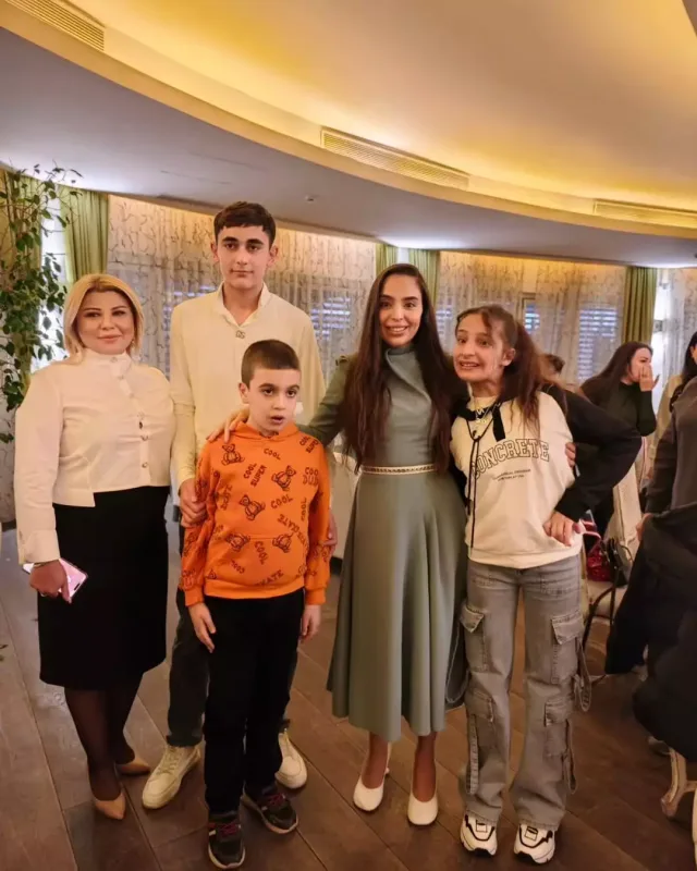 Leyla və Arzu Əliyevalar uşaqlarla bir arada