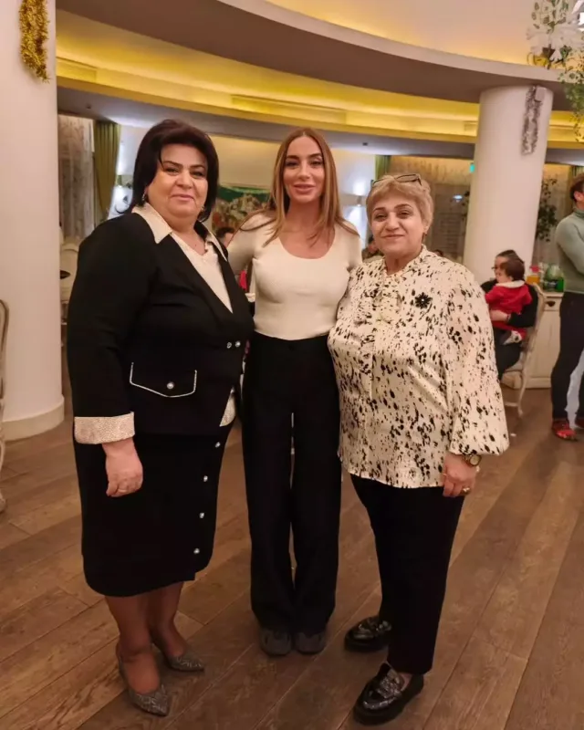 Leyla və Arzu Əliyevalar uşaqlarla bir arada