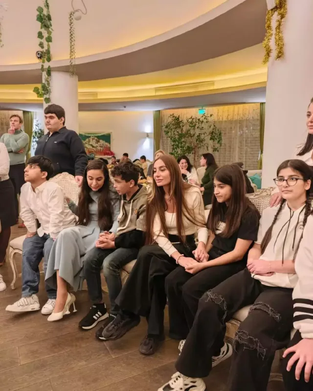 Leyla və Arzu Əliyevalar uşaqlarla bir arada