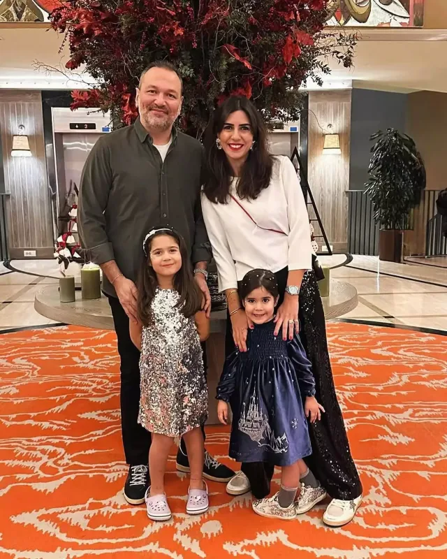 Ali Sunal azərbaycanlı xanımı və qızları ilə