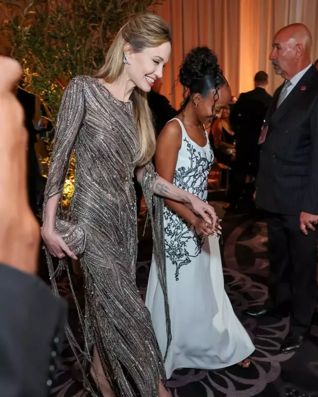 Ancelina qızı ilə ödül gecəsində