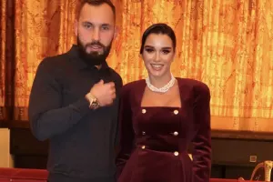 Nişanlısının “alfons“ olduğunu deyənləri təhqir etdi