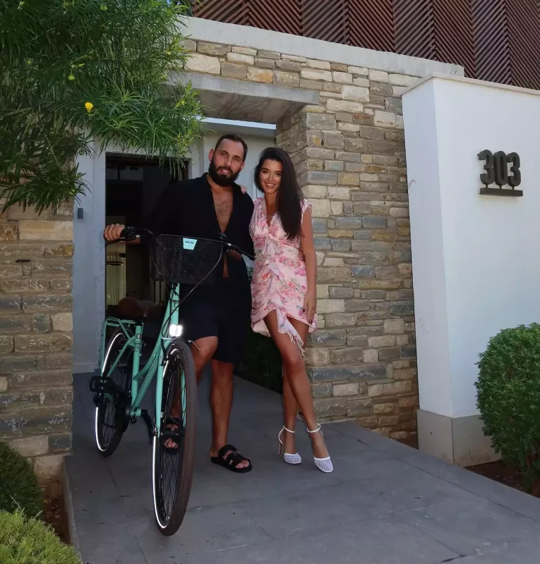 Nişanlısının “alfons“ olduğunu deyənləri təhqir etdi