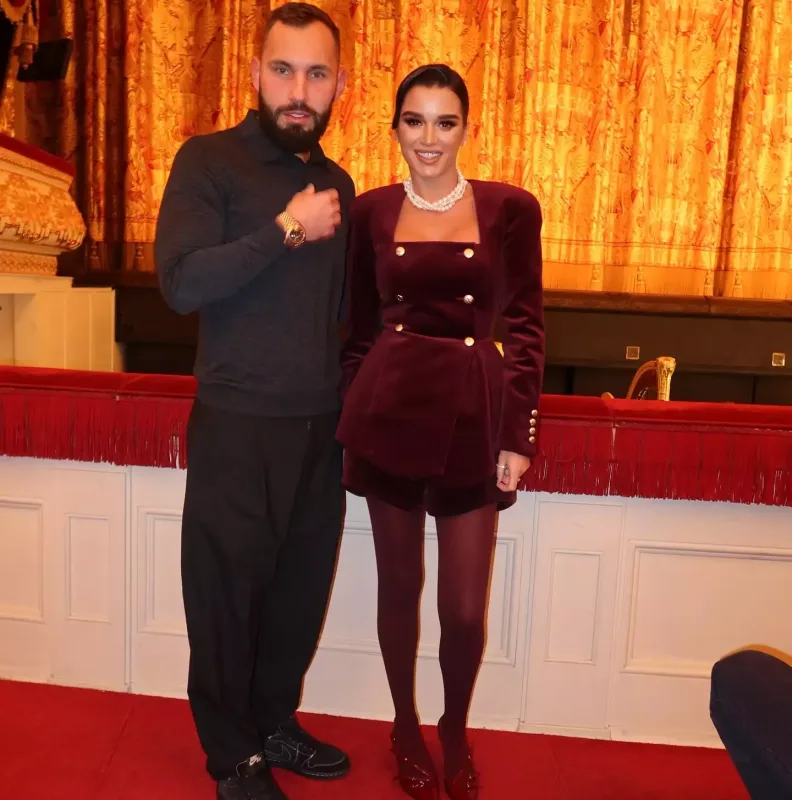 Nişanlısının “alfons“ olduğunu deyənləri təhqir etdi