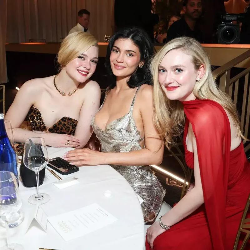 Kayli “Versace”nin libasını cırdı