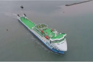 Azərbaycanın 3 gəmisi heyətlə birgə girov götürülüb - Video