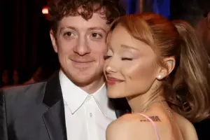 Ariana sevgilisi ilə