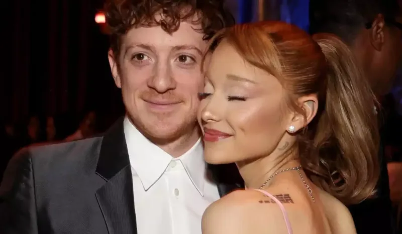 Ariana sevgilisi ilə
