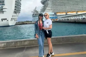 Məleykə Əsədova qızı ilə ABŞ-yə getdi