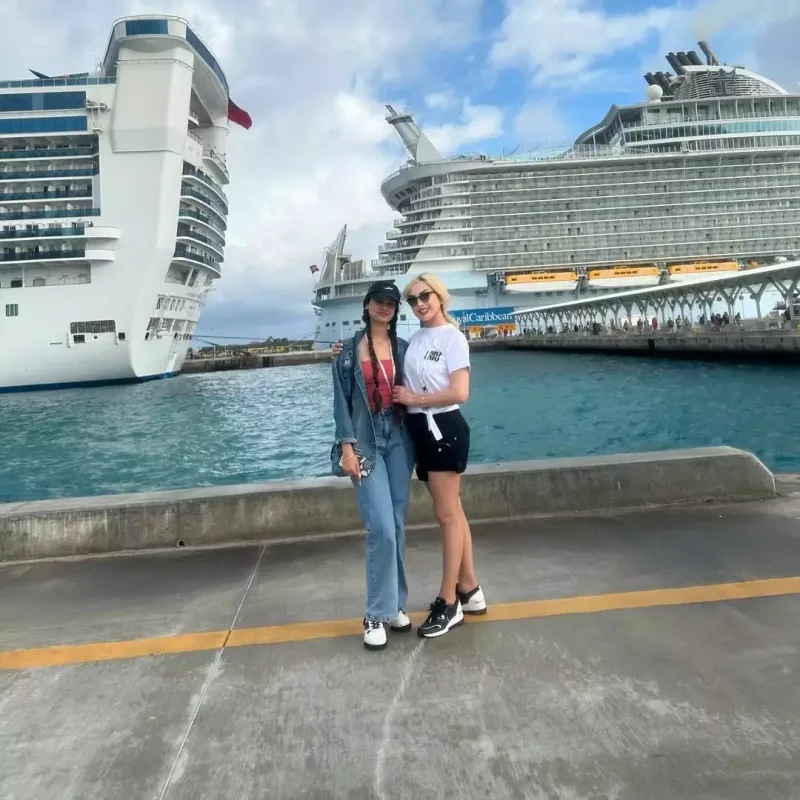 Məleykə Əsədova qızı ilə ABŞ-yə getdi