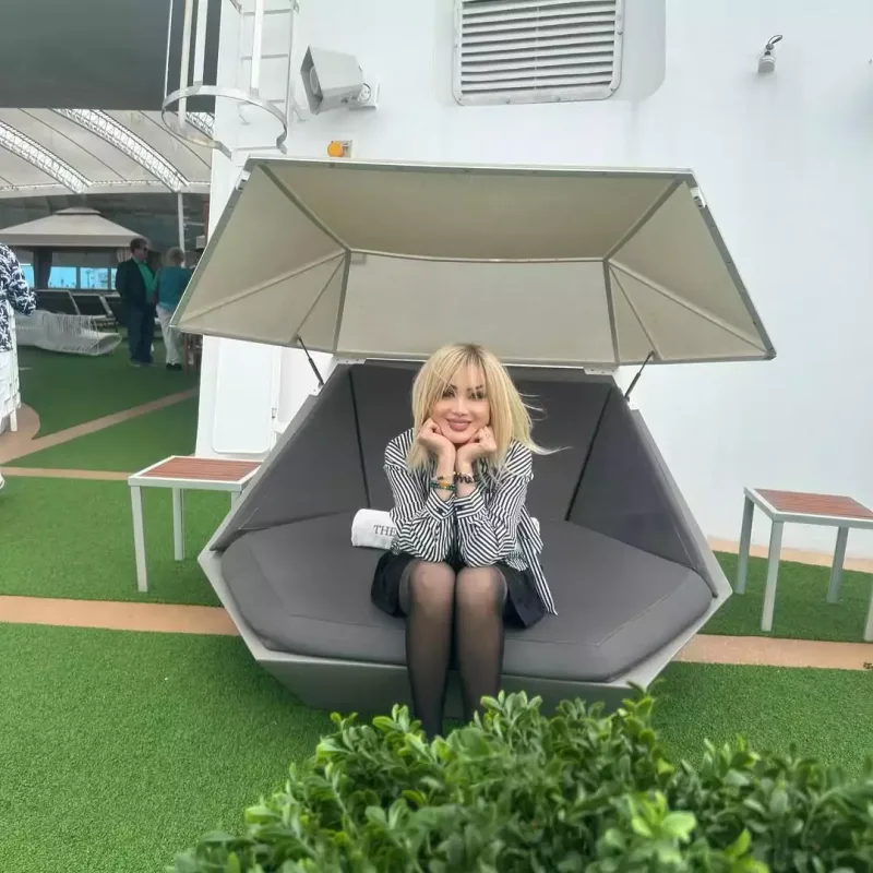 Məleykə Əsədova qızı ilə ABŞ-yə getdi