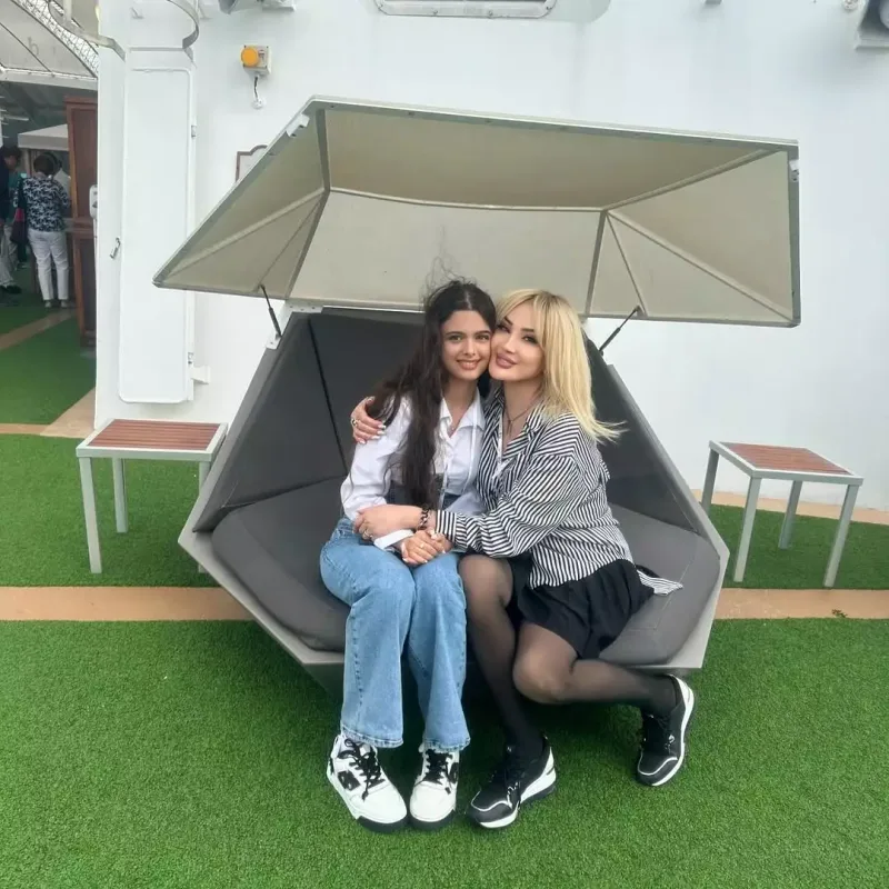 Məleykə Əsədova qızı ilə ABŞ-yə getdi