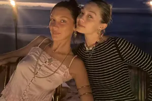 Hadidlərin malikanəsi də yandı