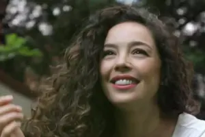 Azra Akın evində qəza keçirdi