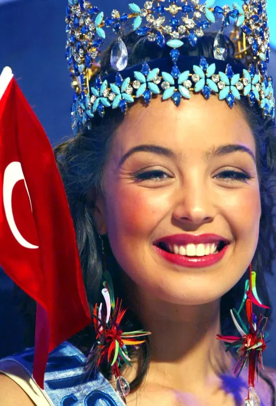 Azra Akın evində qəza keçirdi