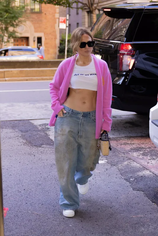 Cey Lo yanğın qurbanlarına köhnə paltar göndərdi