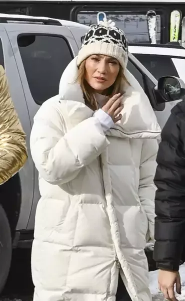 Cey Lo yanğın qurbanlarına köhnə paltar göndərdi