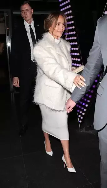 Cey Lo yanğın qurbanlarına köhnə paltar göndərdi