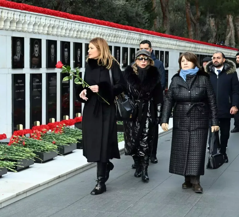 Mədəniyyət Nazirliyinin əməkdaşları şəhidlərin xatirəsini yad etdilər