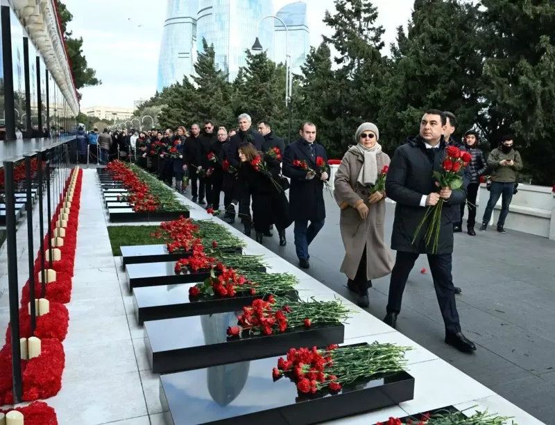 Mədəniyyət Nazirliyinin əməkdaşları şəhidlərin xatirəsini yad etdilər