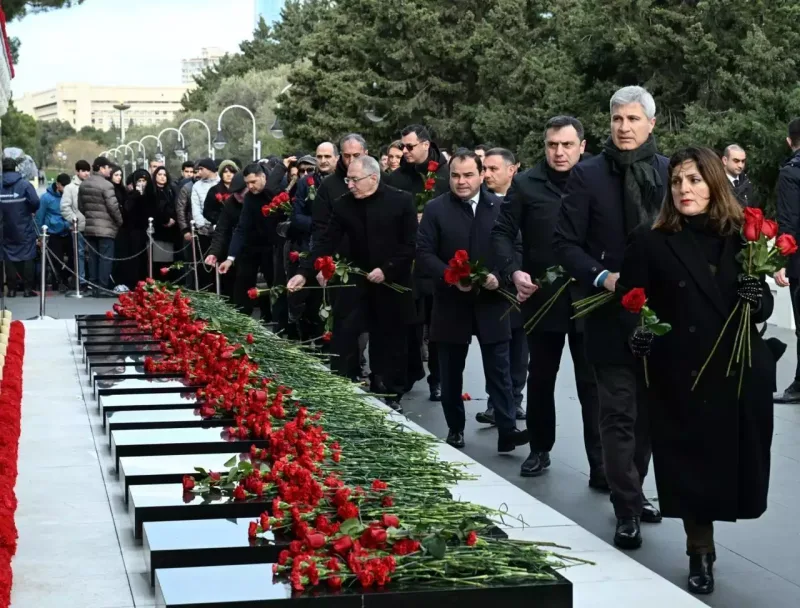 Mədəniyyət Nazirliyinin əməkdaşları şəhidlərin xatirəsini yad etdilər