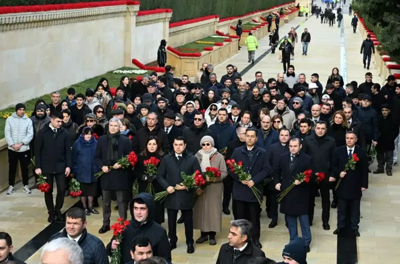 Mədəniyyət Nazirliyinin əməkdaşları şəhidlərin xatirəsini yad etdilər
