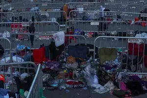 Əşyalarını küçəyə atıb, onu dinləməyə gəldilər - Fotolar