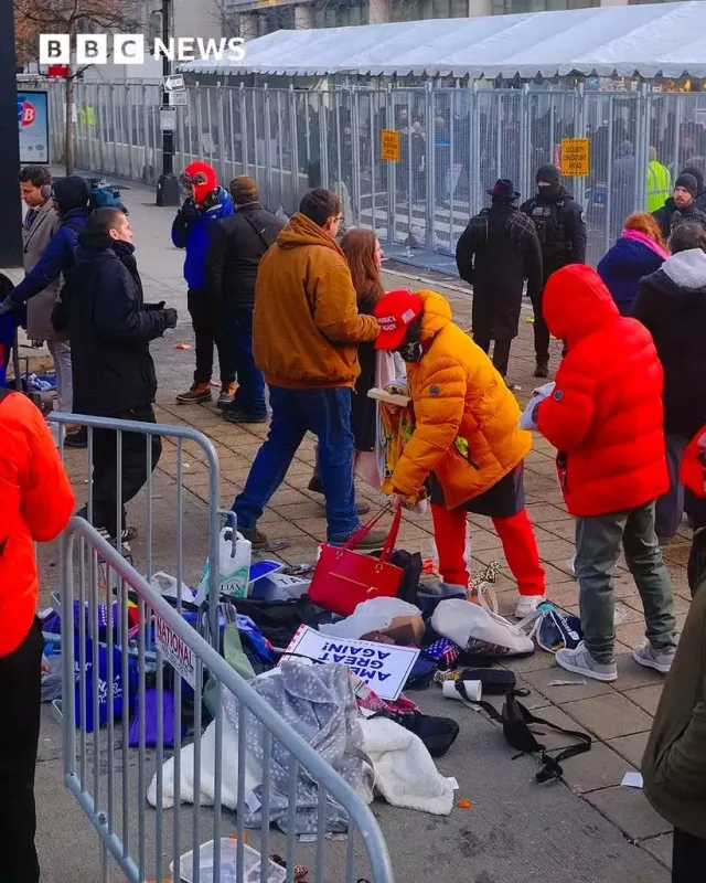 Əşyalarını küçəyə atıb, onu dinləməyə gəldilər - Fotolar