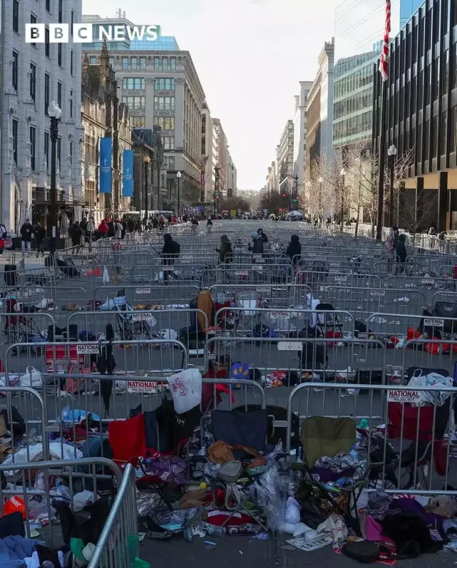 Əşyalarını küçəyə atıb, onu dinləməyə gəldilər - Fotolar