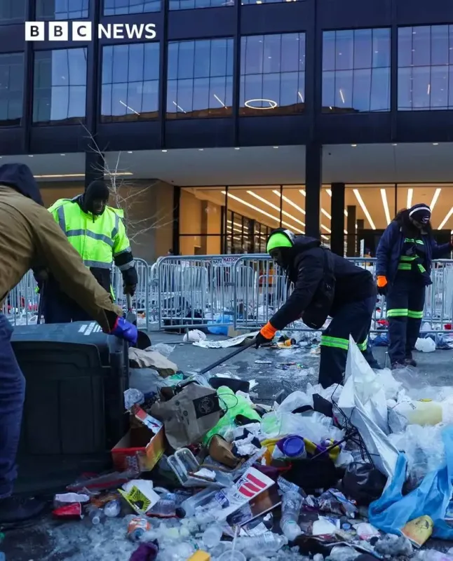 Əşyalarını küçəyə atıb, onu dinləməyə gəldilər - Fotolar