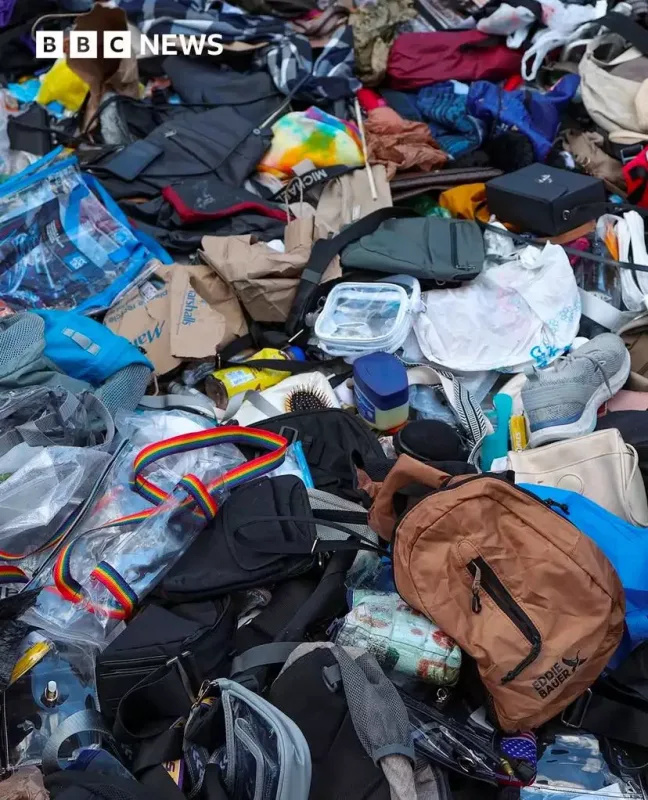 Əşyalarını küçəyə atıb, onu dinləməyə gəldilər - Fotolar