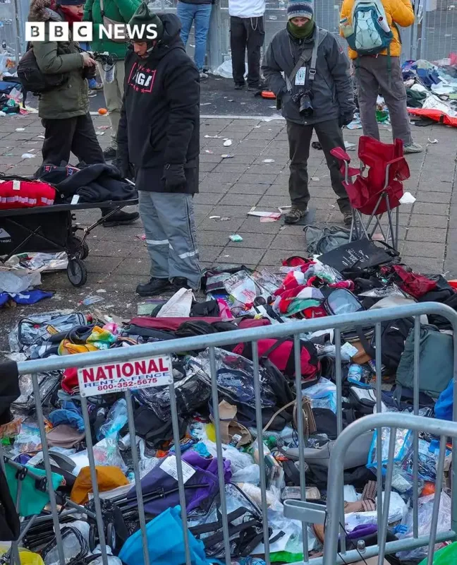 Əşyalarını küçəyə atıb, onu dinləməyə gəldilər - Fotolar