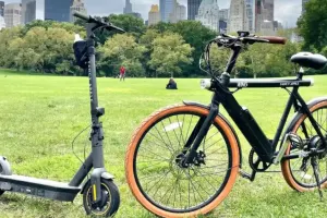 Velosipedlər və elektrik skuterlər: şəhər küçələrində rahatlıq və üslub