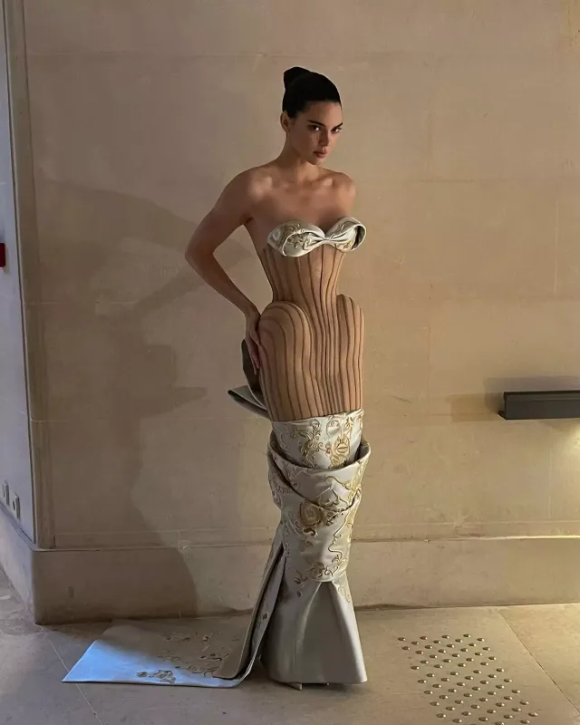 Kendal “Xəyalların libası” ilə addımladı