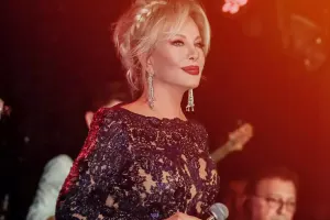 Emel Sayına ağır itki