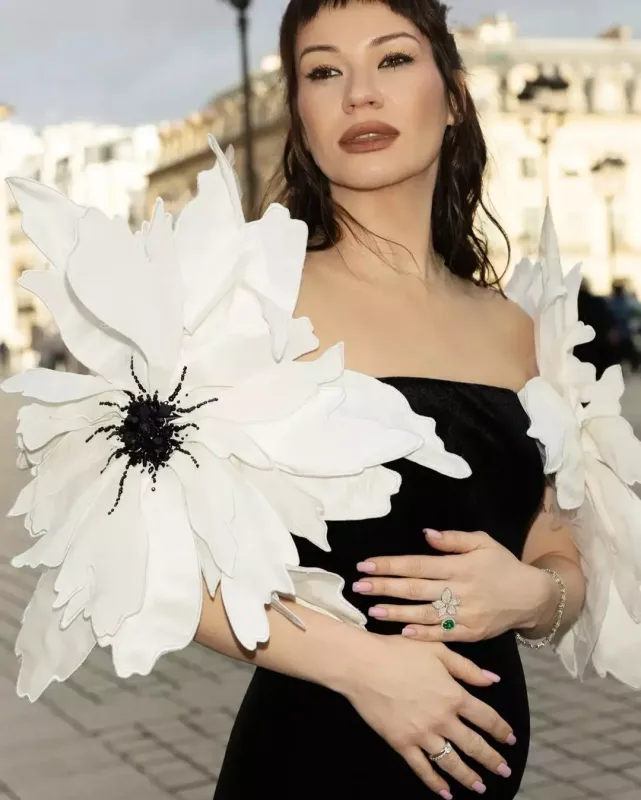 İda Qaliç hamilə olduğunu açıqladı