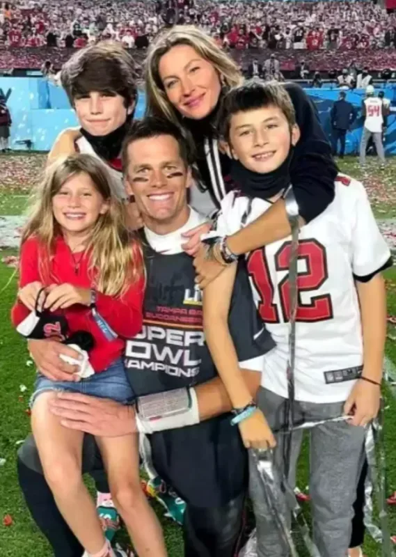 Hamilə model bikinidə fotolarını yayımladı