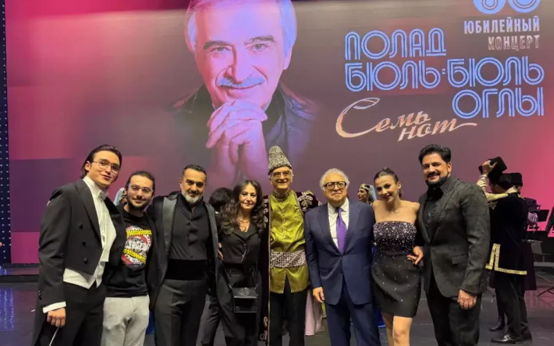 Qızı Polad Bülbüloğlunun konsertində çıxışı etdi