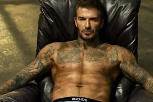 Bekham alt paltarında pozalar verdi