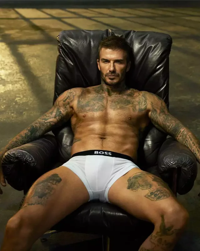 Bekham alt paltarında pozalar verdi