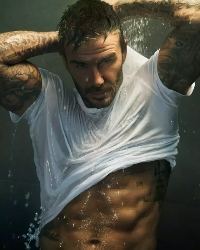 Bekham alt paltarında pozalar verdi