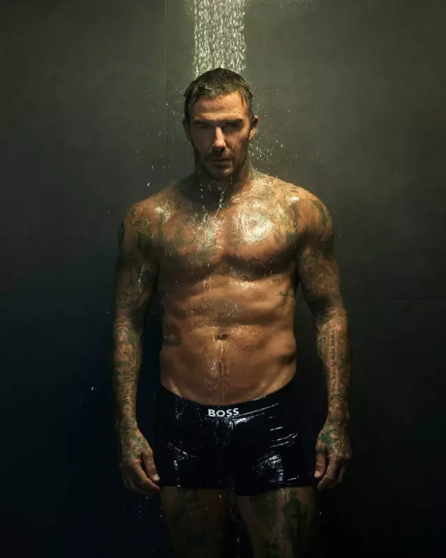 Bekham alt paltarında pozalar verdi