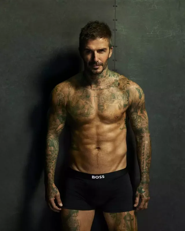 Bekham alt paltarında pozalar verdi