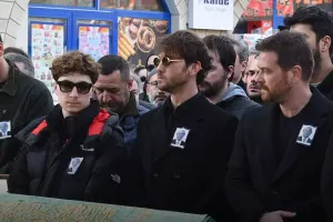 Arası kədərli günündə məşhur dostları tək qoymadı