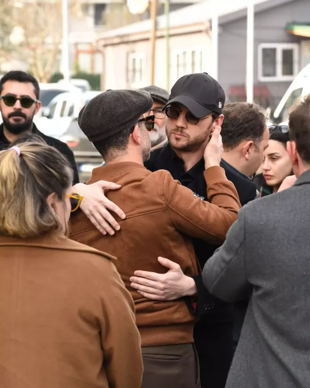 Arası kədərli günündə məşhur dostları tək qoymadı