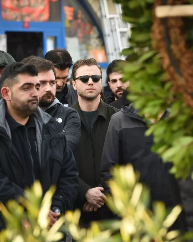 Arası kədərli günündə məşhur dostları tək qoymadı