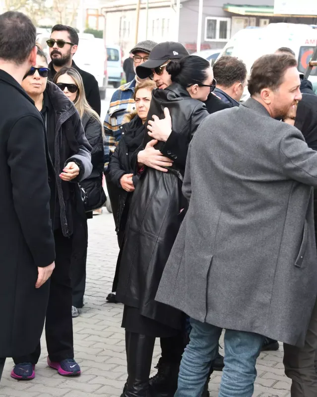 Arası kədərli günündə məşhur dostları tək qoymadı